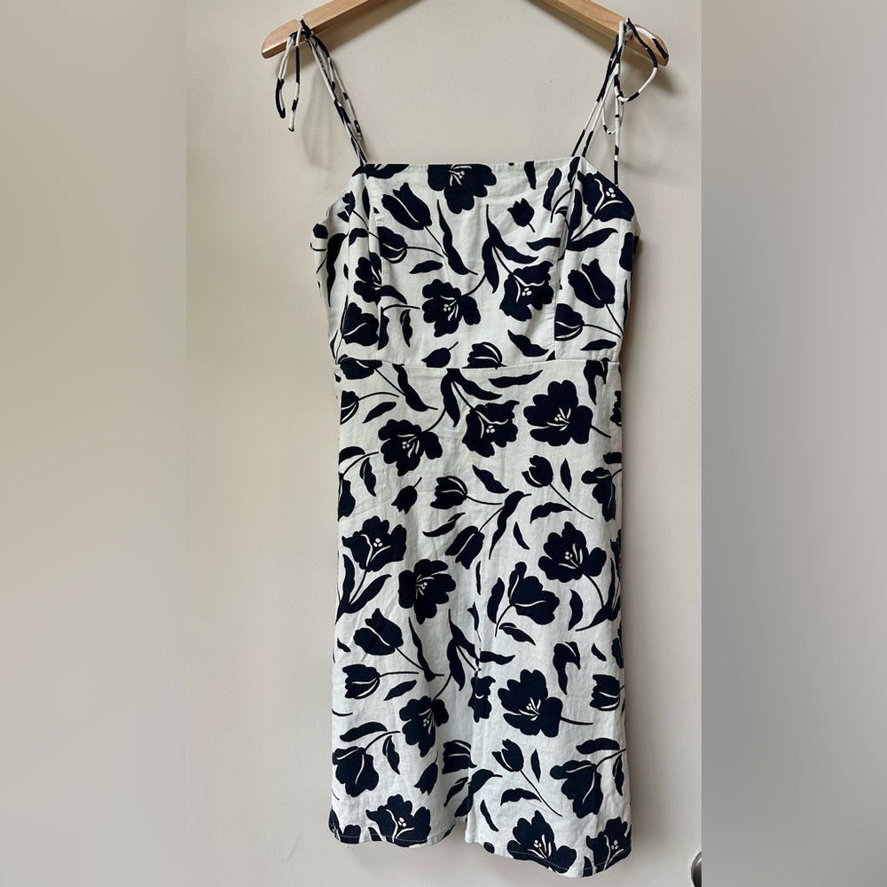 Old Navy floral dress with pockets. Never worn.